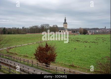 Blick auf den Abdij van Park und seinen charakteristischen Turm, inmitten einer hügeligen und grünen Landschaft in Kessel-Lo, Leuven, Vlaams-Brabant, Belgien. Das KIS Stockfoto