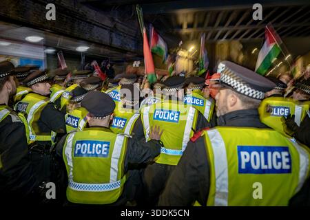 London, Großbritannien. 31. Dezember 2025. Pro-palästinensische Demonstranten und andere Aktivistengruppen stoßen an Silvester in der Nähe des HMP Pentonville Gefängnisses mit der Polizei zusammen, in Solidarität mit den inhaftierten Hungerstreikern der Palestine Action, die in Großbritannien als terroristische Organisation verboten wurde. Kamran Ahmed, 28 Jahre alt, wurde im November 2024 verhaftet und wird wegen seiner angeblichen Beteiligung an dem Angriff auf Elbit Systems in Bristol in HMP Pentonville festgehalten. Ahmed ist seit über 50 Tagen im Hungerstreik. Guy Corbishley/Alamy Live News Stockfoto