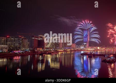 Belgrad, Serbien - 1. Januar 2026: Silvester-Feuerwerk an der Küste von Belgrad, Fluss Save Stockfoto