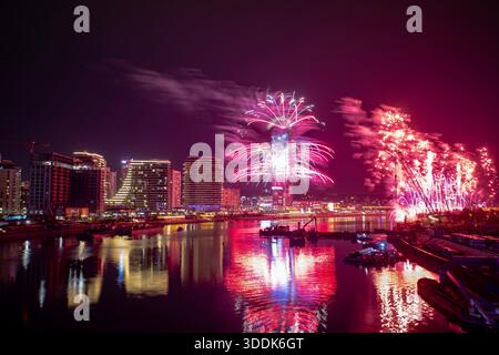 Belgrad, Serbien - 1. Januar 2026: Silvester-Feuerwerk an der Küste von Belgrad, Fluss Save Stockfoto