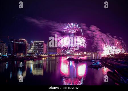 Belgrad, Serbien - 1. Januar 2026: Silvester-Feuerwerk an der Küste von Belgrad, Fluss Save Stockfoto