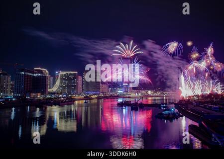 Belgrad, Serbien - 1. Januar 2026: Silvester-Feuerwerk an der Küste von Belgrad, Fluss Save Stockfoto