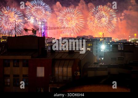 31. Dezember 2025, Belgrad, Serbien, großes goldenes und weißes Feuerwerk blüht nachts über den Dächern von Belgrad, Rauch leuchtet orange über den Himmel, cra Stockfoto