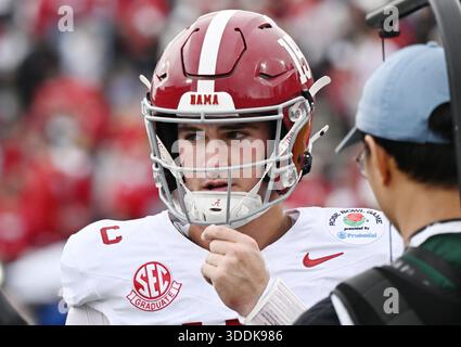 Pasadena, Usa. Januar 2026. Alabama Quarterback Ty Simpson (15) wärmt sich vor dem Auftakt des Rose Bowl College Football Playoff gegen die Indiana Hoosiers im Rose Bowl in Pasadena, Kalifornien, am Donnerstag, den 1. Januar 2026. Foto: Jon SooHoo/UPI Credit: UPI/Alamy Live News Stockfoto