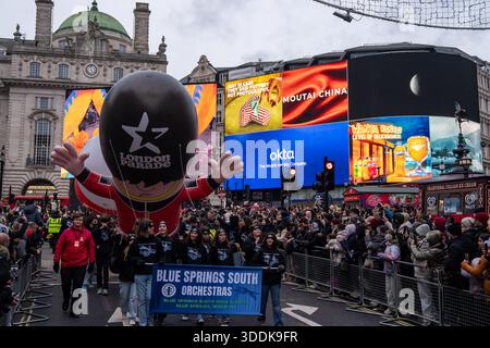 London, Großbritannien. Januar 2026. Ein großer Ballon bei der London New Years Parade 2026 am 1. Januar 2026 in London, Großbritannien. Heute ist der erste Tag des Jahres 2026 und in London findet die jährliche London Parade statt, um das neue Jahr zu feiern. (Foto: Vernon Yuen/Nexpher Images/SIPA USA) Credit: SIPA USA/Alamy Live News Stockfoto