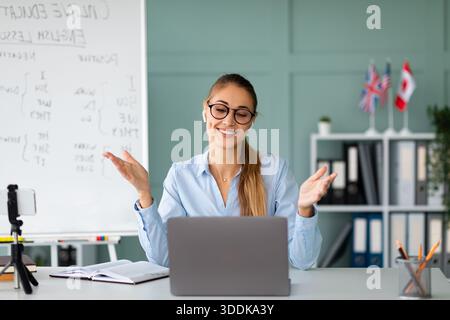 Engagierter Online-Englischlehrer Führt Interaktive Lektion Mit Schülern Durch Stockfoto