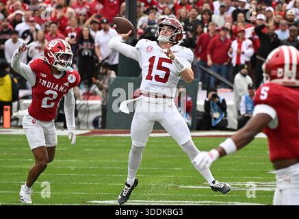 Pasadena, Usa. Januar 2026. Alabama Quarterback Ty Simpson (15) fällt unter Druck der Indiana Hoosiers während des ersten Viertels des Rose Bowl College Football Playoff Spiels im Rose Bowl in Pasadena, Kalifornien, am Donnerstag, den 1. Januar 2026, zurück. Foto: Jon SooHoo/UPI Credit: UPI/Alamy Live News Stockfoto