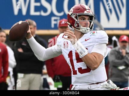 Pasadena, Usa. Januar 2026. Alabama Quarterback Ty Simpson (15) fällt am Donnerstag, den 1. Januar 2026, im ersten Quartal des Rose Bowl College Football Playoff Spiels gegen die Indiana Hoosiers zurück. Foto: Jon SooHoo/UPI Credit: UPI/Alamy Live News Stockfoto