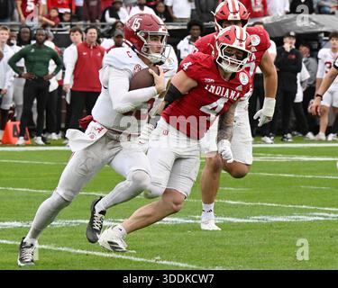 Pasadena, Usa. Januar 2026. Der Alabama-Quarterback Ty Simpson (15) stürzt sich im zweiten Quartal des Rose Bowl College Football Playoff-Spiels im Rose Bowl in Pasadena, Kalifornien, am Donnerstag, den 1. Januar 2026 um einen Gewinn gegen die Indiana Hoosiers. Foto: Jon SooHoo/UPI Credit: UPI/Alamy Live News Stockfoto