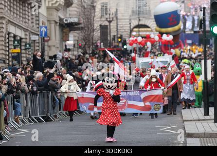 London, UK, 1. Januar 2026. Die Menschenmassen trotzten den Straßen Londons, um 10000 Darsteller bei der Neujahrsparade zu beobachten. Eine große Auswahl an Darstellern waren Londoner Stadtteile, amerikanische Cheerleader und Marching Bands, Poles of London, Hamleys Spielwarengeschäft, die chinesische Gemeinde, Minis, Filmfiguren und riesige Ballons. Kredit : Monica Wells/Alamy Live News Stockfoto