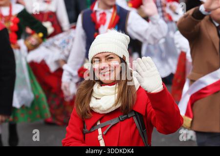 London, UK, 1. Januar 2026. Die Menschenmassen trotzten den Straßen Londons, um 10000 Darsteller bei der Neujahrsparade zu beobachten. Eine große Auswahl an Darstellern waren Londoner Stadtteile, amerikanische Cheerleader und Marching Bands, Poles of London, Hamleys Spielwarengeschäft, die chinesische Gemeinde, Minis, Filmfiguren und riesige Ballons. Kredit : Monica Wells/Alamy Live News Stockfoto