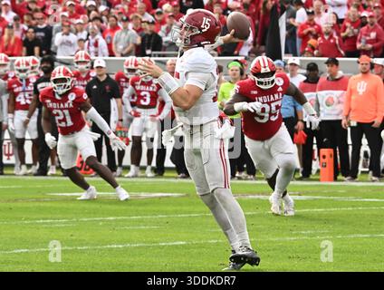 Pasadena, Usa. Januar 2026. Alabama Quarterback Ty Simpson (15) fällt im zweiten Quartal des Rose Bowl College Football Playoff Spiels im Rose Bowl in Pasadena, Kalifornien, am Donnerstag, den 1. Januar 2026 zurück und tritt gegen die Indiana Hoosiers an. Foto: Jon SooHoo/UPI Credit: UPI/Alamy Live News Stockfoto
