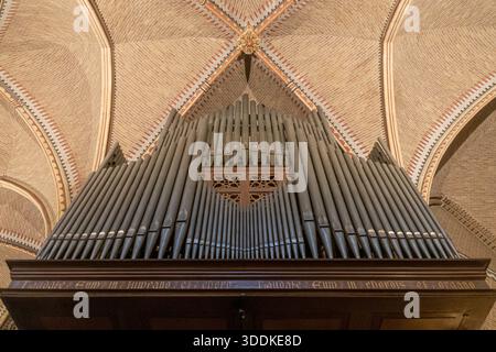 Orgelpfeifen und Ziegelgewölbe in der Katharinenkirche Eindhoven, lateinische Inschrift Laudate EUM in Chordis et Organo, niederländisches Interieur Stockfoto