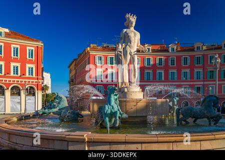 Nizza, Frankreich - 18. Mai 2024: Berühmter Brunnen du Soleil mit der Statue des Apollo auf dem Place Massena, französische Riviera, Südfrankreich Stockfoto
