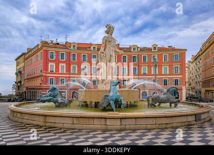 Nizza, Frankreich - 14. Mai 2024: Berühmter Brunnen du Soleil mit der Statue des Apollo auf dem Place Massena, französische Riviera, Südfrankreich Stockfoto