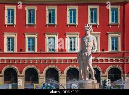 Nizza, Frankreich - 23. Mai 2024: Berühmter Brunnen du Soleil mit der Statue des Apollo auf dem Place Massena, französische Riviera, Südfrankreich Stockfoto