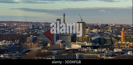 Panoramablick auf die Skyline im Zentrum Londons mit BT Tower, Hochhäusern und moderner Architektur unter teilweise bewölktem Himmel Stockfoto