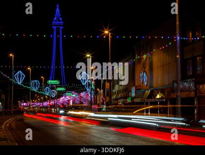 Blackpool Illuminations und Blackpool Tower bei Nacht mit langen Lichtspuren an der Promenade, Blackpool, Lancashire, England. Stockfoto