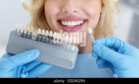 Zahnarzt Anwendung sample von Zahn Maßstab zu den glücklichen Patienten Zähne Stockfoto