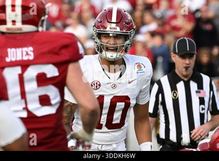 Pasadena, Usa. Januar 2026. Der Alabama-Background-Quarterback Austin Mack (10) gibt am Donnerstag, den 1. Januar 2026, ein Spiel gegen die Indiana Hoosiers im dritten Quartal im Rose Bowl in Pasadena, Kalifornien, aus. Foto: Jon SooHoo/UPI Credit: UPI/Alamy Live News Stockfoto