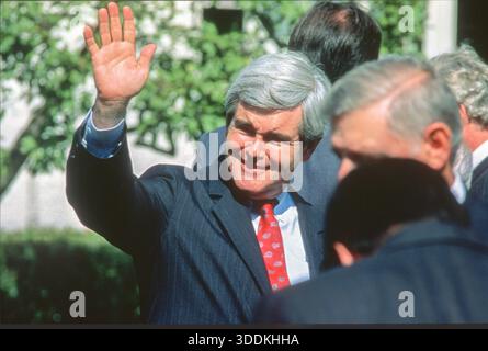 Newt Gingrich (Republikaner von Georgia) winkt seinen Anhängern zu, als er an einer Zeremonie zu Ehren von Atlanta teilnimmt, Georgiens erfolgreicher Bewerbung um die Olympischen Sommerspiele 1996 im Rose Garden of the White House in Washington, DC, USA, am 3. Oktober 1990. Quelle: CNP/Admedia Stockfoto