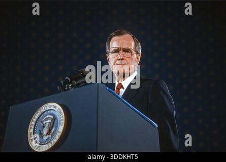 US-Präsident George HW Bush spricht am 26. Januar 1989 in der dar Constitution Hall in Washington, DC, USA, mit hochrangigen Mitarbeitern der US-Regierung. Quelle: CNP/Admedia Stockfoto