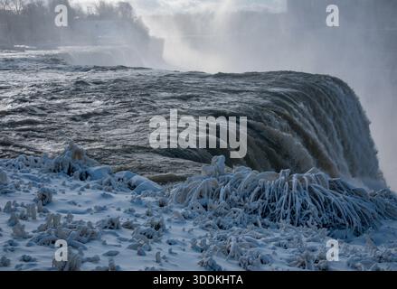 American Falls im Winter, Niagra Falls vom Niagra Falls State Park, New York, USA Stockfoto