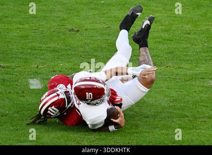 Pasadena, Usa. Januar 2026. Der Alabama-Quarterback Austin Mack (10) wird am Donnerstag, den 1. Januar 2026, im vierten Quartal im Rose Bowl in Pasadena, Kalifornien, von dem Verteidiger Mikail Kamara (6) geplündert. Foto: Jon SooHoo/UPI Credit: UPI/Alamy Live News Stockfoto