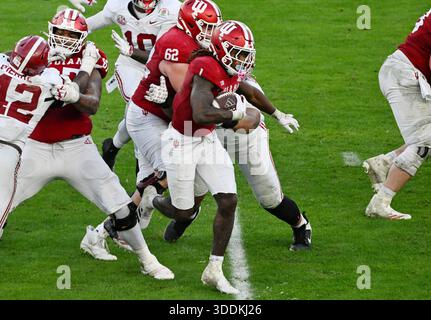Pasadena, Usa. Januar 2026. Indiana Running Back Roman Hemby (1) stürzt sich am Donnerstag, den 1. Januar 2026, für einen 18-Yard-Touchdown gegen den Alabama Crimson Tide im Rose Bowl in Pasadena, Kalifornien. Foto: Jon SooHoo/UPI Credit: UPI/Alamy Live News Stockfoto