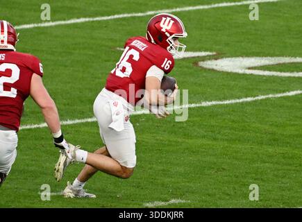 Pasadena, Usa. Januar 2026. Indiana Quarterback Alberto Mendoza (16) stürzt sich am Donnerstag, den 1. Januar 2026, im vierten Quartal im Rose Bowl in Pasadena, Kalifornien, um einen kurzen Gewinn gegen den Alabama Crimson Tide zu erzielen. Foto: Jon SooHoo/UPI Credit: UPI/Alamy Live News Stockfoto