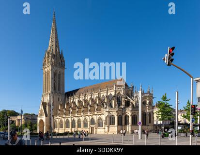 Caen, Frankreich - 9. August 2025: Gotische Architektur der Kirche Saint Pierre in Caen, Normandie. Stockfoto