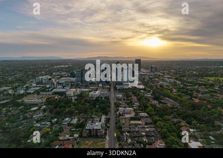 Melbourne, VIC, Australien. 30. Dezember 2025. - Ein Blick aus der Vogelperspektive fängt das Stadtzentrum von Box Hill mit modernen Wolkenkratzern ein, umgeben von riesigen Einwohnern Stockfoto