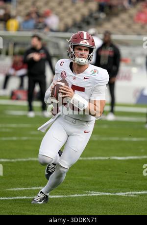 Pasadena, Kalifornien, USA. Januar 2026. Alabama Crimson Tide Quarterback Ty Simpson (15) im College Football Playoff Quarterfinal zwischen den Indiana Hoosiers und den Alabama Crimson Tide im Rose Bowl in Pasadena, Kalifornien. Obligatorischer Fotokredit: Charles Baus/CSM/Alamy Live News Stockfoto