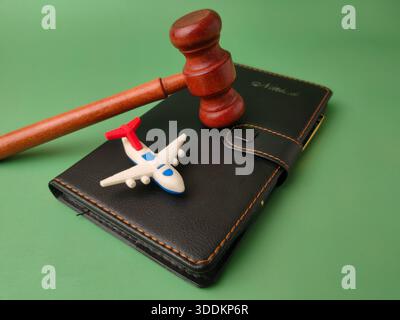 Das Bild ist eine konzeptionelle Darstellung des Luftverkehrsrechts und symbolisiert die gesetzlichen Vorschriften und Rechtsstreitigkeiten rund um den Luftverkehr. Stockfoto