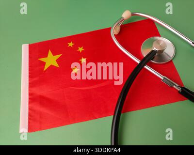 Das Bild ist eine konzeptionelle Darstellung des Gesundheitswesens in China, die Nationalflagge mit einem Stethoskop kombiniert. Stockfoto