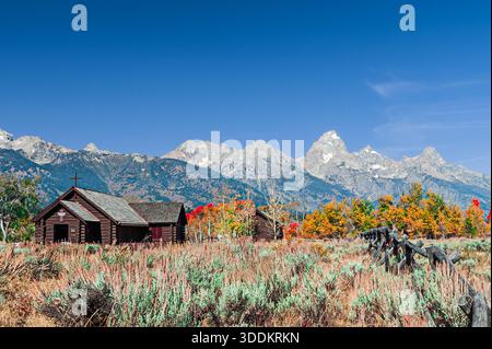 Kapelle der Verklärung, eine rustikale Blockkapelle aus dem Jahr 1925, bekannt für ihre atemberaubenden Fenster, die die Teton Range umrahmen und im Sommer Dienstleistungen anbieten Stockfoto