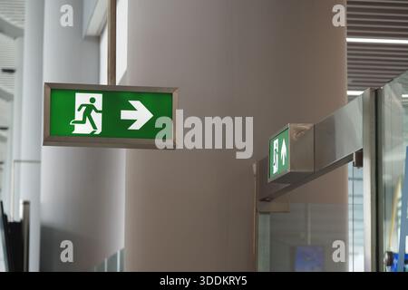 Das Schild weist die Passagiere zum Ausstiegsbereich am Flughafenterminal Stockfoto