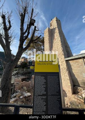 Milion-Stein (türkisch: Milion Tasi) auf der Spitze der Basilika-Zisterne (türkisch: Yerebatan Sarnici) auf dem Sultanahmet-Platz in Istanbul, Türkei. Stockfoto