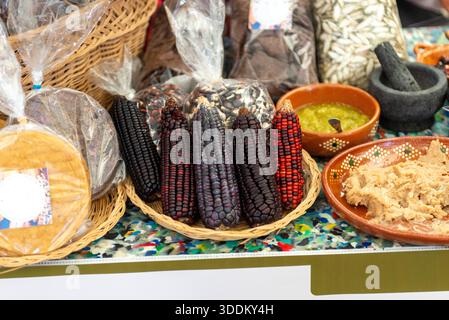 Eine farbenfrohe und abwechslungsreiche Auswahl an traditionellen mexikanischen Kulturen und Zutaten. Stockfoto
