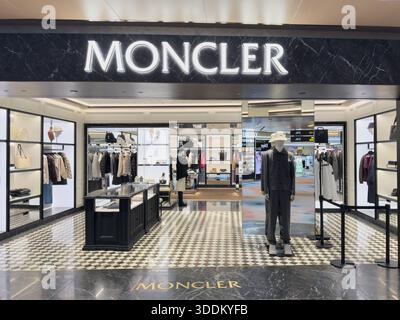 Singapur, Singapur - 31. Juli 2025: Der MONCLER Store bietet eine schicke Ausstellung von Designerkleidung und Accessoires, die Reisende einlädt, Hi zu erkunden Stockfoto