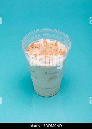 Zitrone charlotte in einem Plastikbecher auf hellblauem Hintergrund. Gefrorener Zitronenkuchen. Stockfoto
