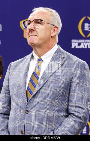 New Orleans, Louisiana, USA. Januar 2026. SEC-Kommissar Greg Sankey auf dem Podium nach der NCAA-Football-Action zwischen den Ole Miss Rebels und den Georgia Bulldogs im Caesars Superdome in New Orleans, Louisiana. John Mersits/CSM/Alamy Live News Stockfoto