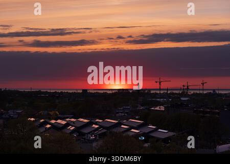 Himmel bei Sonnenuntergang über der Stadt Tallin in Estland. Stockfoto