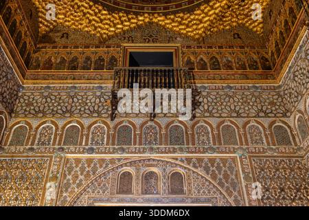 Die Wand des Saals der Botschafter ist mit Stuck im Inneren des Königlichen Alcazar von Sevilla in Sevilla, Andalusien, Spanien dekoriert. Haupthalle des Palastes, benutzt als Stockfoto