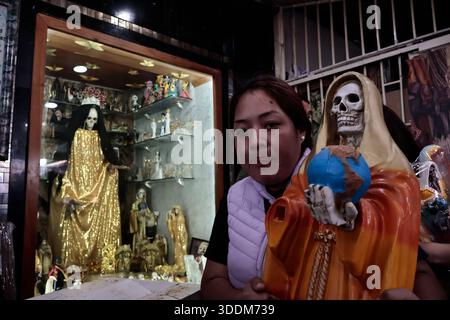 Tausende von Gläubigen von Santa Muerte strömen in das Viertel Tepito im Stadtteil Cuauhtémoc von Mexiko-Stadt, um das neue Jahr 2026 zu beginnen, indem sie sich bedanken und die „Weiße Dame“ bitten, sie vor allem Bösen zu schützen und ihnen Gesundheit, Wohlstand und Beschäftigung zu gewähren. Dieser Altar ist der wichtigste im Land, weil er der erste war, der öffentlich zugänglich gemacht wurde. Der Besitzer und Beschützer dieses Altars ist Enriqueta Romero, besser bekannt als "Doña Queta". Der mexikanische glaube an den Tod hat prähispanische Wurzeln und stammt nicht aus Gefängnissen oder Drogenhandel, wie oft angenommen wird. Aber diese Hingabe hat es getan Stockfoto