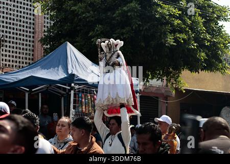 Tausende von Gläubigen von Santa Muerte strömen in das Viertel Tepito im Stadtteil Cuauhtémoc von Mexiko-Stadt, um das neue Jahr 2026 zu beginnen, indem sie sich bedanken und die „Weiße Dame“ bitten, sie vor allem Bösen zu schützen und ihnen Gesundheit, Wohlstand und Beschäftigung zu gewähren. Dieser Altar ist der wichtigste im Land, weil er der erste war, der öffentlich zugänglich gemacht wurde. Der Besitzer und Beschützer dieses Altars ist Enriqueta Romero, besser bekannt als "Doña Queta". Der mexikanische glaube an den Tod hat prähispanische Wurzeln und stammt nicht aus Gefängnissen oder Drogenhandel, wie oft angenommen wird. Aber diese Hingabe hat es getan Stockfoto