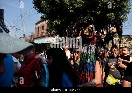Tausende von Gläubigen von Santa Muerte strömen in das Viertel Tepito im Stadtteil Cuauhtémoc von Mexiko-Stadt, um das neue Jahr 2026 zu beginnen, indem sie sich bedanken und die „Weiße Dame“ bitten, sie vor allem Bösen zu schützen und ihnen Gesundheit, Wohlstand und Beschäftigung zu gewähren. Dieser Altar ist der wichtigste im Land, weil er der erste war, der öffentlich zugänglich gemacht wurde. Der Besitzer und Beschützer dieses Altars ist Enriqueta Romero, besser bekannt als "Doña Queta". Der mexikanische glaube an den Tod hat prähispanische Wurzeln und stammt nicht aus Gefängnissen oder Drogenhandel, wie oft angenommen wird. Aber diese Hingabe hat es getan Stockfoto