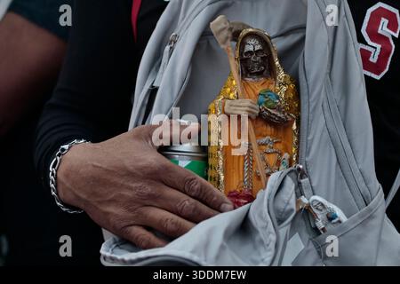 Tausende von Gläubigen von Santa Muerte strömen in das Viertel Tepito im Stadtteil Cuauhtémoc von Mexiko-Stadt, um das neue Jahr 2026 zu beginnen, indem sie sich bedanken und die „Weiße Dame“ bitten, sie vor allem Bösen zu schützen und ihnen Gesundheit, Wohlstand und Beschäftigung zu gewähren. Dieser Altar ist der wichtigste im Land, weil er der erste war, der öffentlich zugänglich gemacht wurde. Der Besitzer und Beschützer dieses Altars ist Enriqueta Romero, besser bekannt als "Doña Queta". Der mexikanische glaube an den Tod hat prähispanische Wurzeln und stammt nicht aus Gefängnissen oder Drogenhandel, wie oft angenommen wird. Aber diese Hingabe hat es getan Stockfoto