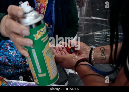 Tausende von Gläubigen von Santa Muerte strömen in das Viertel Tepito im Stadtteil Cuauhtémoc von Mexiko-Stadt, um das neue Jahr 2026 zu beginnen, indem sie sich bedanken und die „Weiße Dame“ bitten, sie vor allem Bösen zu schützen und ihnen Gesundheit, Wohlstand und Beschäftigung zu gewähren. Dieser Altar ist der wichtigste im Land, weil er der erste war, der öffentlich zugänglich gemacht wurde. Der Besitzer und Beschützer dieses Altars ist Enriqueta Romero, besser bekannt als "Doña Queta". Der mexikanische glaube an den Tod hat prähispanische Wurzeln und stammt nicht aus Gefängnissen oder Drogenhandel, wie oft angenommen wird. Aber diese Hingabe hat es getan Stockfoto