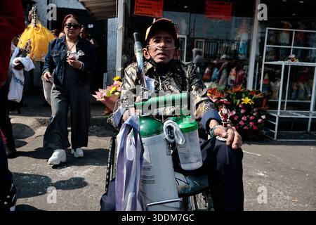 Tausende von Gläubigen von Santa Muerte strömen in das Viertel Tepito im Stadtteil Cuauhtémoc von Mexiko-Stadt, um das neue Jahr 2026 zu beginnen, indem sie sich bedanken und die „Weiße Dame“ bitten, sie vor allem Bösen zu schützen und ihnen Gesundheit, Wohlstand und Beschäftigung zu gewähren. Dieser Altar ist der wichtigste im Land, weil er der erste war, der öffentlich zugänglich gemacht wurde. Der Besitzer und Beschützer dieses Altars ist Enriqueta Romero, besser bekannt als "Doña Queta". Der mexikanische glaube an den Tod hat prähispanische Wurzeln und stammt nicht aus Gefängnissen oder Drogenhandel, wie oft angenommen wird. Aber diese Hingabe hat es getan Stockfoto